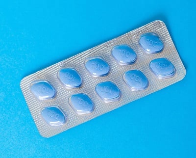 Viagra-Pillen auf blauem Hintergrund